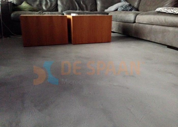 Naadloze vloer betonlook vloer woonkamer project Heteren De Spaan Microcement Microbeton