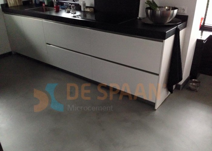 Naadloze vloer betonlook vloer woonkamer project Heteren De Spaan Microcement Microbeton