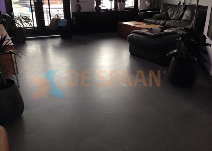 Naadloze vloer betonlook vloer woonkamer project Heteren De Spaan Microcement Microbeton